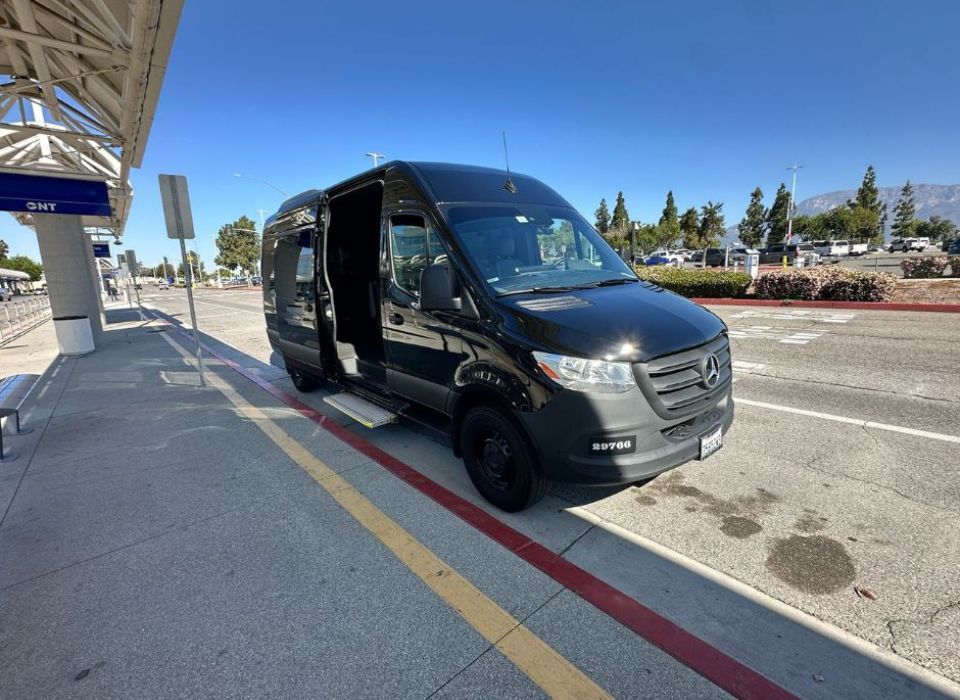 5 Essential Benefits of Late Night Airport Transportation Ontario